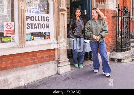 Londres, Royaume-Uni. 04 juillet 2024. Un bureau de vote au coeur de Westminster à Great Smith Street. Les gens entrent et sortent des bureaux de vote dans le centre de Londres pour voter aux élections générales de 2024. Crédit : Imageplotter/Alamy Live News Banque D'Images