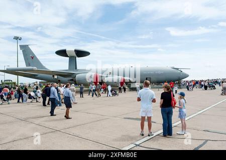 Avion de surveillance RAF Sentry E3D stationné dans la zone d'exposition statique du spectacle aérien RAF Waddington 2005 Banque D'Images