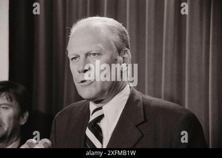 Photo vintage du président Gerald Ford parlant dans des microphones. USA, 9 août 1974. Banque D'Images