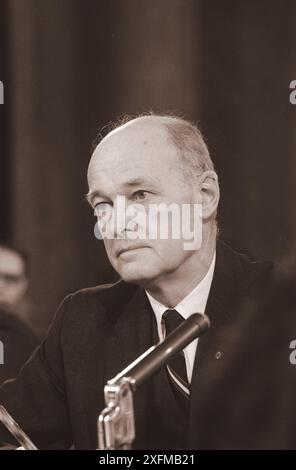 George Kennan, ancien ambassadeur en Union soviétique, témoignant devant la Commission des relations étrangères du Sénat américain. ÉTATS-UNIS. 10 février 1966 par W. K. Leffler Banque D'Images