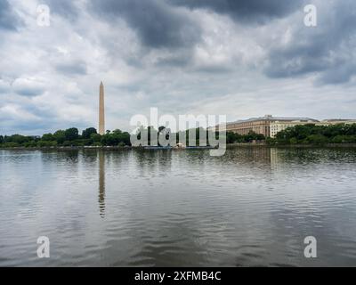 Le Washington Monument se reflétait magnifiquement dans le Tidal Basin sous un ciel peint de nuages orageux spectaculaires. Banque D'Images