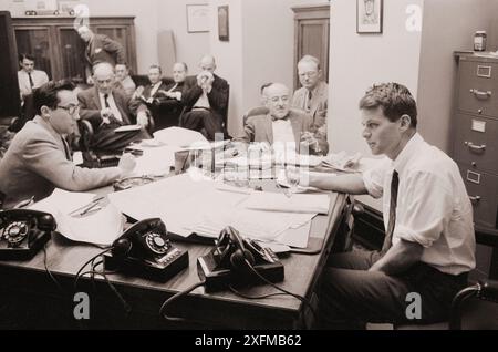 Vintage phto de Robert Francis Kennedy Chief Counsel au Comité McClellan du Sénat américain, donnant un briefing à la presse sur la greffe dans Operating Engineers Union, Washington, D.C. USA, 20 janvier 1958. Par W.K. Leffler Banque D'Images