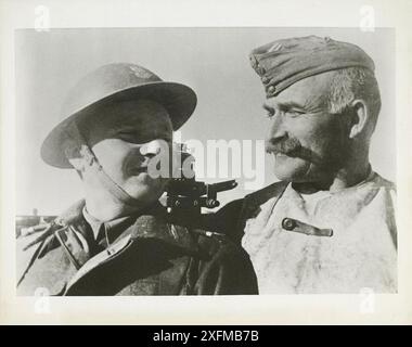 Guerre mondiale II. Père et fils. Armée polonaise en Iran. 1943 Armée polonaise des Anders. Dans la deuxième partie de 1942 Staline a accepté le transfert des formations polonaises sur le front du moyen-Orient. L'armée d'Anders est passée par le couloir persan à Pahlavi, en Iran. Environ 77 000 combattants et 41 000 civils - citoyens polonais - ont quitté l'URSS. L'armée d'Anders passa ainsi du contrôle soviétique à celui du gouvernement britannique et rejoignit les forces armées polonaises en Occident, formant la majeure partie de ce qui allait devenir le deuxième corps polonais. Banque D'Images