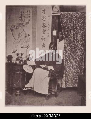 Photo vintage d'Un juge chinois. Lire pour les honneurs. Illustrations de la Chine Qing, 1875 la règle en Chine, dès les premiers temps, a été de conférer rang et honneurs de la plus haute qualité uniquement aux hommes distingués pour leur génie rare ou leurs réalisations littéraires exceptionnelles. Par le système des examens littéraires périodiques mis en place dans les grandes villes de l'Empire, même l'étudiant le plus pauvre peut gagner son chemin à une position fière dans le gouvernement de son pays. Banque D'Images