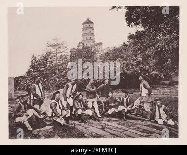 Photo vintage de soldats tartares à Canton. Les Mandchus, communément appelés Tartares. Les bannières-hommes du canton numéro 1 800, beaucoup d'entre eux étant extrêmement pauvres : car bien que leur salaire nominal soit bon, il n'atteint jamais le bénéficiaire dans son intégralité. Minutieusement forés et disciplinés, et avec un commissariat qui comblerait efficacement leurs désirs, ils feraient encore de bons soldats. Sous Jui-lin, l'actuel gouverneur général compétent des deux provinces du Kwang, un certain nombre de soldats tartares et chinois ont été instruits dans le système de l'exercice européen, et dans l'utilisation d'armes étrangères. Le lecteur CAN Banque D'Images