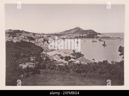 Photo vintage de Macao (Macao). Illustrations de la Chine Qing, 1875 ... les résidences principales font face à la baie, autour de laquelle court un large chariot-drive, connu sous le nom de Praya Grande, montré dans l'illustration. Cette photo a été prise depuis la colline au-dessus de Bishop's Bay, à l'extrémité sud du Praya. Le port intérieur est sur le côté nord-ouest de la péninsule, et ici se trouve la partie la plus ancienne de la ville. Un certain nombre de ruelles étroites et dingy mènent de la Praya aux rues principales dans la partie supérieure de la ville ; et ici les maisons portent un aspect intéressant, antique, grandement entaché, comment Banque D'Images