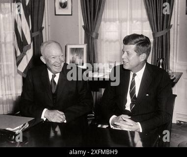 Le Président Dwight D. Eisenhower rencontre le Président élu John F. Kennedy, le 6 décembre 1960. Le président Dwight D. Eisenhower rencontre le président élu John F. Kennedy. Bureau ovale, Maison Blanche, Washington, D.C. Banque D'Images