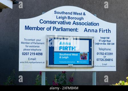 Conservateur Association Iveagh Hall Campaign centre, Leigh Road, Leigh on Sea, Southend on Sea, Essex, UK, POUR 2024 UK GE. Affiche d'Anna Firth Banque D'Images