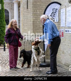 Brentwood Essex 4 juillet 2024 chiens dans un bureau de vote Brentwood Essex crédit : Ian Davidson/Alamy Live News Banque D'Images