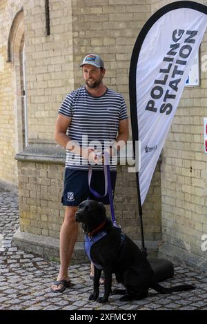 Brentwood Essex 4 juillet 2024 chiens dans un bureau de vote Brentwood Essex crédit : Ian Davidson/Alamy Live News Banque D'Images