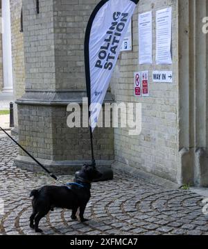 Brentwood Essex 4 juillet 2024 chiens dans un bureau de vote Brentwood Essex crédit : Ian Davidson/Alamy Live News Banque D'Images