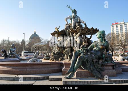 Berlin, Allemagne. Le Neptunbrunnen (fontaine de Neptune), un complexe de sculptures en bronze du XIXe siècle dessiné par Reinhold Begas Banque D'Images