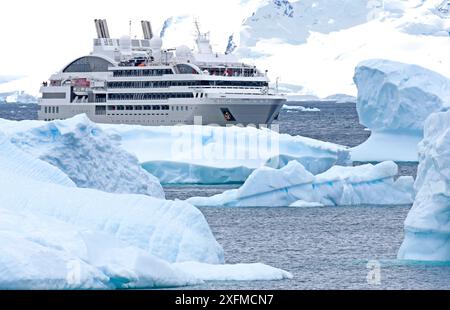 Bateau de croisière de l'expédition le Lyrial naviguant devant les icebergs, l'île de Cuverville, la péninsule Antarctique, l'Antarctique. Décembre 2015. Banque D'Images