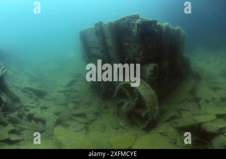 Chariot de mine dans une carrière d'ardoise inondée sur l'île de Belnahua. Écosse. 1996 Banque D'Images