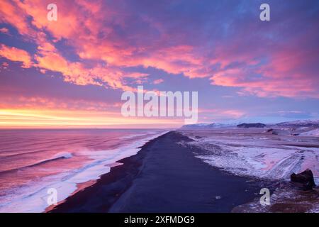 Plage islandaise au crépuscule à l'ouest de Dyrholaey, Islande, février 2015. Banque D'Images