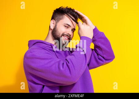 Photo de l'homme soigné attrayant porter des vêtements élégants utilisez le peigne de shampooing baume isolé sur fond de couleur jaune Banque D'Images