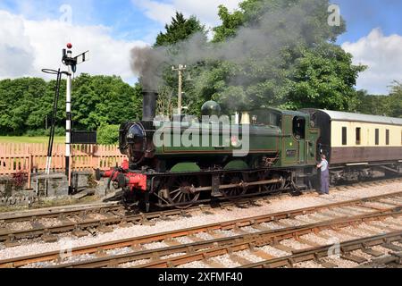 Le char valise no 6412 de classe 6400 du GWR attend de quitter Buckfastleigh sur le South Devon Railway avec un train pour Totnes. Banque D'Images