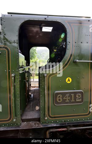 Une vue à travers la cabine du char valise no 6412 de classe 6400 GWR à Buckfastleigh sur le South Devon Railway. Banque D'Images