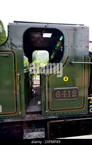 Une vue à travers la cabine du char valise no 6412 de classe 6400 GWR à Buckfastleigh sur le South Devon Railway. Banque D'Images