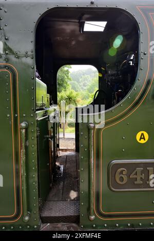 Une vue à travers la cabine du char valise no 6412 de classe 6400 GWR à Buckfastleigh sur le South Devon Railway. Banque D'Images