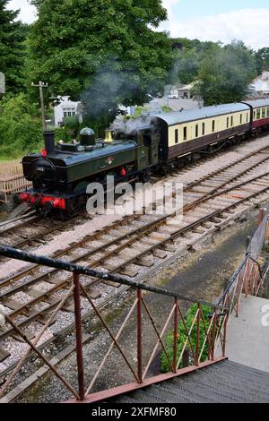 Le char valise no 6412 de classe 6400 du GWR attend de quitter Buckfastleigh sur le South Devon Railway avec un train pour Totnes. Banque D'Images