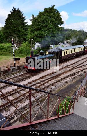 Le char valise no 6412 de classe 6400 du GWR attend de quitter Buckfastleigh sur le South Devon Railway avec un train pour Totnes. Banque D'Images