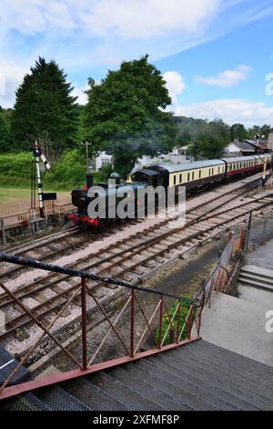 Le char valise no 6412 de classe 6400 du GWR attend de quitter Buckfastleigh sur le South Devon Railway avec un train pour Totnes. Banque D'Images