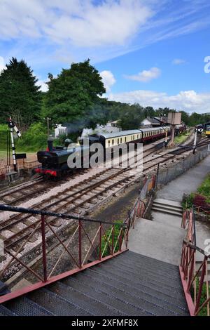 Le char valise no 6412 de classe 6400 du GWR attend de quitter Buckfastleigh sur le South Devon Railway avec un train pour Totnes. Banque D'Images