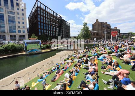 Regarder le tennis de Wimbledon sur l'écran Everyman sur Regents canal à Kings Cross, juillet 2024, au nord de Londres, Royaume-Uni Banque D'Images