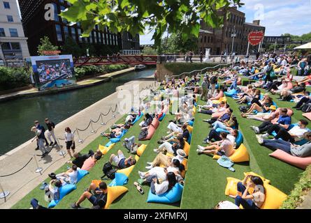 Regarder le tennis de Wimbledon sur l'écran Everyman sur Regents canal à Kings Cross, juillet 2024, au nord de Londres, Royaume-Uni Banque D'Images