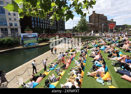 Regarder le tennis de Wimbledon sur l'écran Everyman sur Regents canal à Kings Cross, juillet 2024, au nord de Londres, Royaume-Uni Banque D'Images