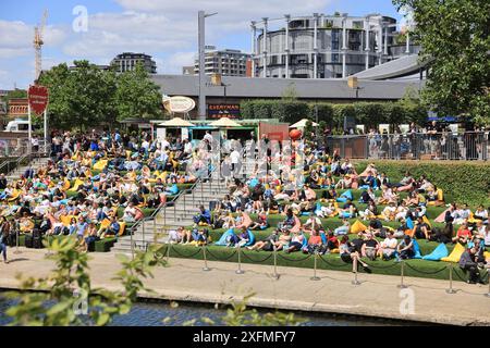 Regarder le tennis de Wimbledon sur l'écran Everyman sur Regents canal à Kings Cross, juillet 2024, au nord de Londres, Royaume-Uni Banque D'Images