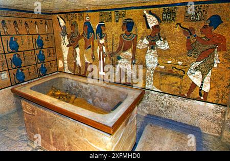 Tombeau de Toutankhamon KV62 chambre funéraire avec sarcophage et peintures de tombeau - le mur nord de la chambre funéraire montrant Toutankhamon suivi par le sien Banque D'Images