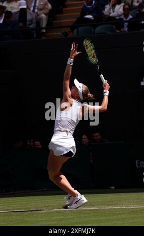 04 juillet 2024, Wimbledon, Londres, Royaume-Uni - la britannique Harriet Dart lors de sa victoire de trois sets sur sa compatriote, Katie Boulter, sur le court numéro un aujourd’hui à Wimbledon. Banque D'Images