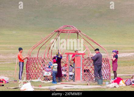 Famille kirghize érigeant une yourte traditionnelle. Kirghizistan, août 2016. Banque D'Images