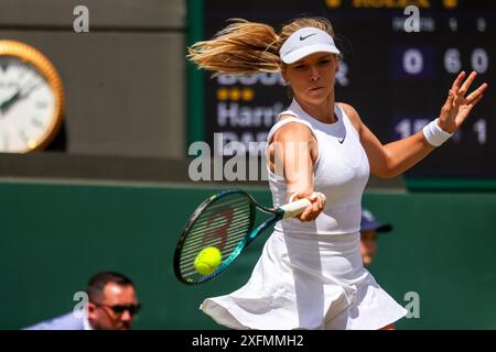 Wimbledon, Londres, Royaume-Uni. 04 juillet 2024. La Grande-Bretagne Katie Boulter lors de son match de deuxième tour contre sa compatriote, Harriet Dart, sur la première place aujourd'hui à Wimbledon. Dart remporte le match en trois sets Credit : Adam Stoltman/Alamy Live News Banque D'Images