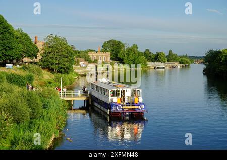 Bateau de croisière fluviale à roues à aubes amarré au palais de Hampton court, Tamise, près de Londres Banque D'Images