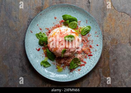 Burrata avec tomates congelées, basilic et huile d'olive Banque D'Images