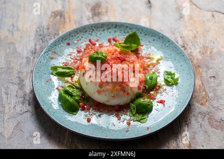 Burrata avec tomates congelées, basilic et huile d'olive Banque D'Images