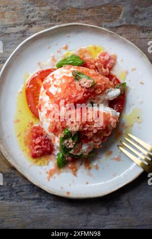 Burrata avec tomates congelées, basilic et huile d'olive Banque D'Images