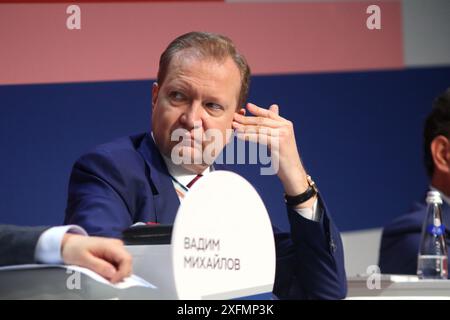 Saint-Pétersbourg - 04 juil. 2024, Saint-Pétersbourg, Russie. 04 juillet 2024. Vadim Mikhailov, vice-président principal pour l'économie et les finances, chemins de fer russes, lors de la session réforme de la réglementation et de la supervision bancaires : Focus sur le risque de concentration du Congrès financier de la Banque de Russie à Saint-Pétersbourg, Russie. Crédit : SOPA images Limited/Alamy Live News Banque D'Images