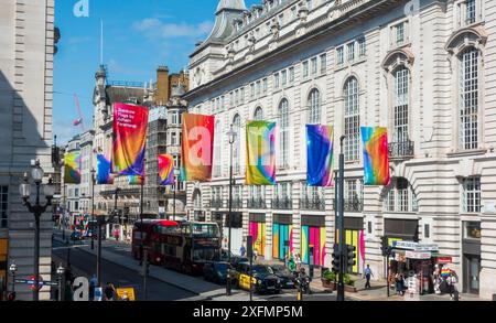 Piccadilly, Londres, avec des drapeaux Pride devant London Pride dans London Parade Banque D'Images