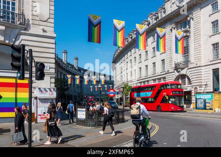 Vue sur Regent Street, Londres, avec des drapeaux devant la Pride Parade 2024 Banque D'Images