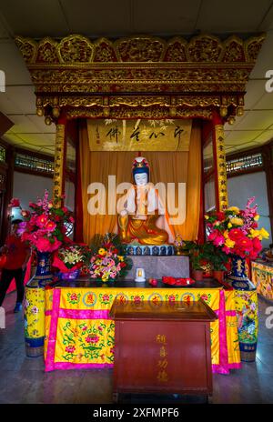 Sanctuaire dans le temple bouddhiste Yuantong, Kunming, Yunnan, Chine. Banque D'Images