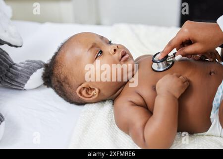 Médecin, bébé noir et stéthoscope à écouter en clinique, patient malade et surveiller le pouls pour les soins de santé. Pédiatre, enfant et outil à vérifier Banque D'Images