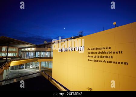 Berlin, Allemagne. 12 février 2024. Vue sur le Kulturforum avec la Galerie de photos, le Musée des estampes et dessins, la Bibliothèque d'art et le Musée des Arts décoratifs pendant l'heure bleue. Aux côtés de Rembrandt et Vermeer, le peintre Frans Hals est l’un des artistes hollandais les plus remarquables du XVIIe siècle. Le Gemäldegalerie Berlin a l'intention de dédier une exposition spéciale du même nom au "Maître du moment". (À dpa : 'premier 'Master of the moment' de Frans Hals à Berlin') crédit : Jörg Carstensen/dpa/Alamy Live News Banque D'Images