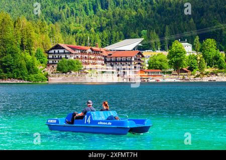 Garmisch-Partenkirchen, Allemagne - 02 juillet 2021 : bateau dans le lac Eibsee près de la ville de Garmisch Partenkirchen en Bavière, Allemagne Banque D'Images