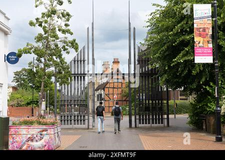 La porte de la porte de la porte de Triumphal annonce l'entrée du centre-ville de Basingstoke. Les portes métalliques ont été forgées en acier et contiennent des panneaux décoratifs. ROYAUME-UNI Banque D'Images