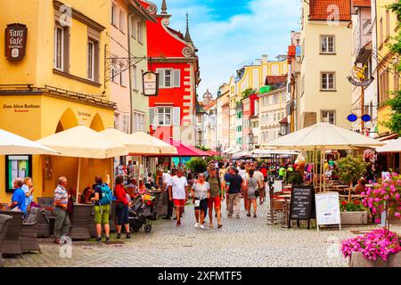 Lindau, Allemagne - 04 juillet 2021 : café Steet dans la vieille ville de Lindau. Lindau est une grande ville et une île sur le lac de Constance ou Bodensee en Bavière, en allemand Banque D'Images