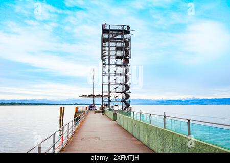 Friedrichshafen, Allemagne - 05 juillet 2021: Aussichtsturm ou Moleturm est une tour d'observation, marque l'entrée du port de Friedrichshafen sur la Banque D'Images